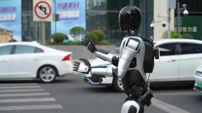 关于咱家机器人站岗这个事大家知道吗？
三哥还在嘲笑，说咱们太偷懒了。
以三哥这脑