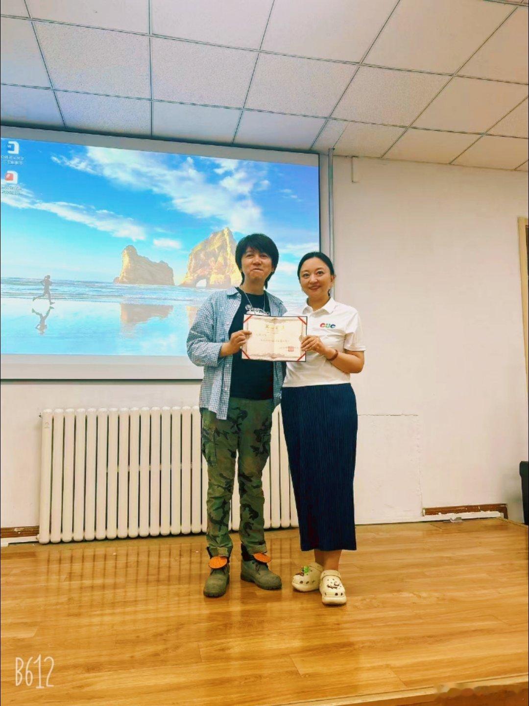 中传播音主持26春季进修班，班主任向最佳辩手和最佳读书奖获得者颁发证书。 