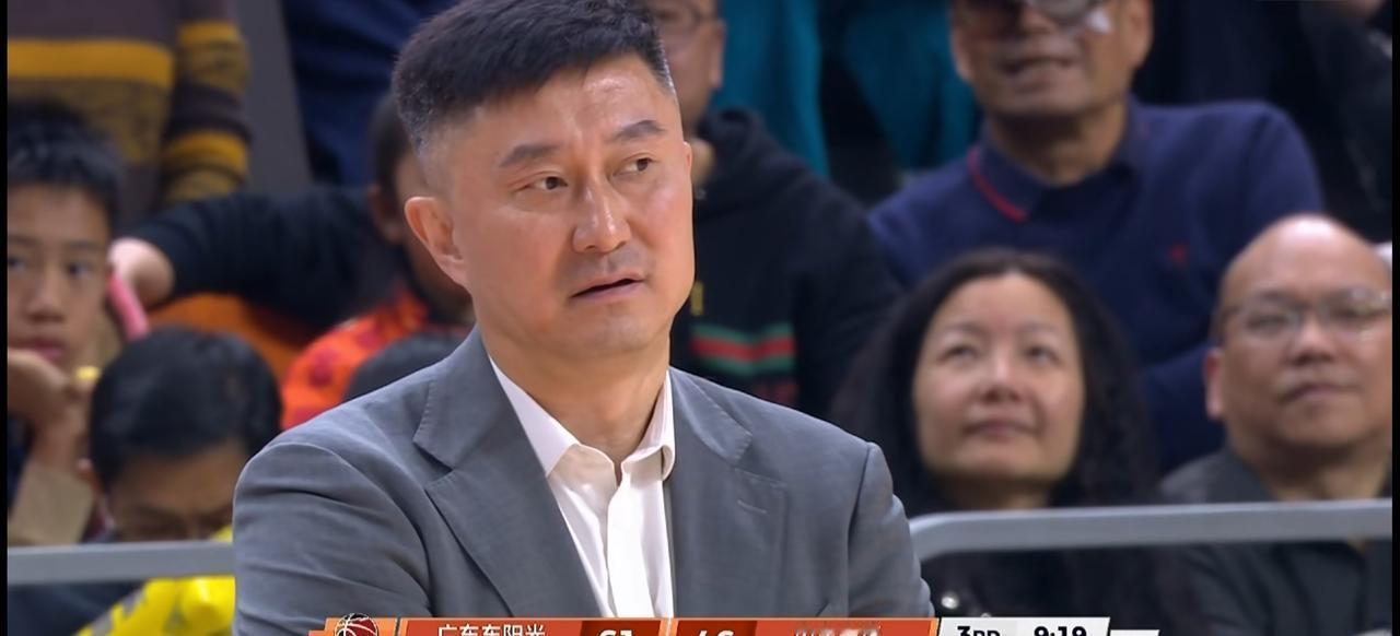 新赛季广东主教练杜锋的脾气性格变化真挺明显。以往，杜锋在赛场上那可是出了名的火爆