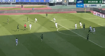 上半场开局踢得不错，机会把握好的话不止进一个。临近半场结束前，场面比较被动了。下