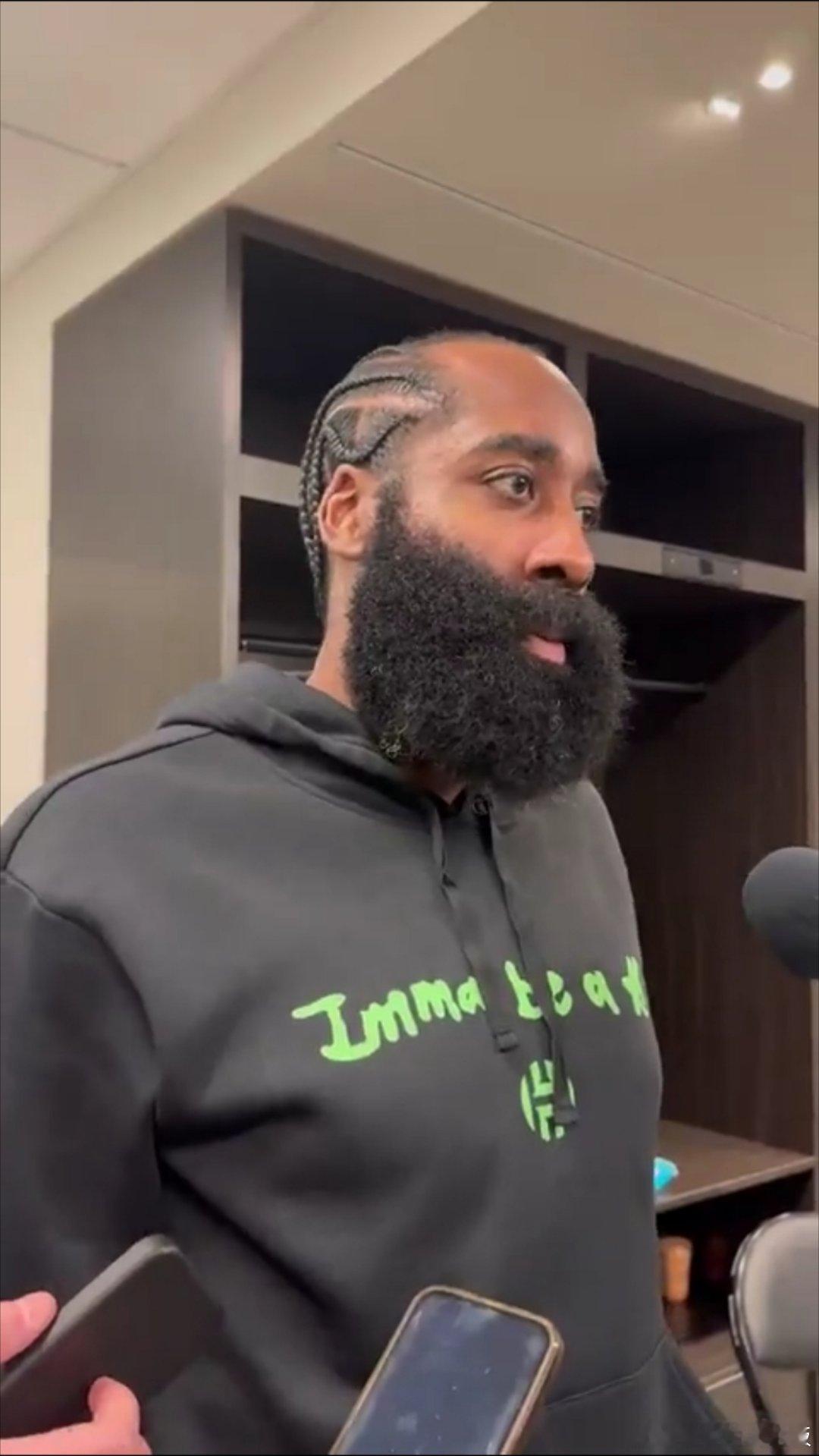 哈登赛后表示，尽管快船最近输掉了很多比赛，但他仍对整支球队充满信心“(一直输球）