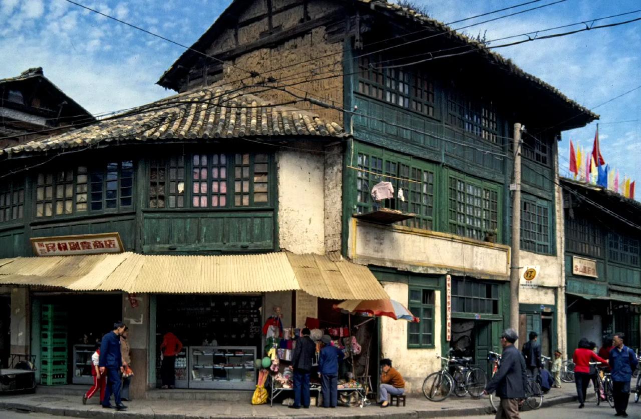 街角，昆明，1988年摄。 ​​​