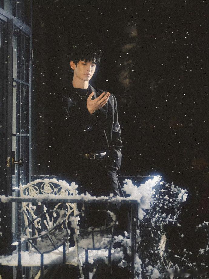 就我eat不到何与吗 何与这肌肉线条是老天赏饭吃吧，肩宽腰细背肌超赞，《双轨》里