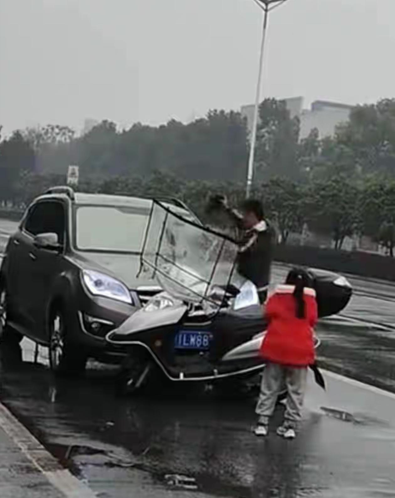 近日，湖北省大冶市街头发生一起男子当街砸毁他人车辆的事件，相关现场视频在网络传播