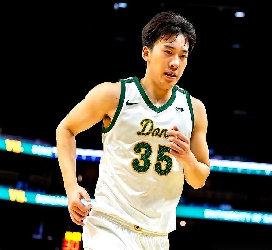 亚洲杯三分命中率56%。
到了NCAA，直接不到三成。
人都看傻了。
我到现在都