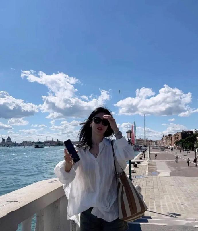 42岁宋慧乔晒威尼斯旅游照，网友怒赞：她现在有一种死了老公的美 ​​​