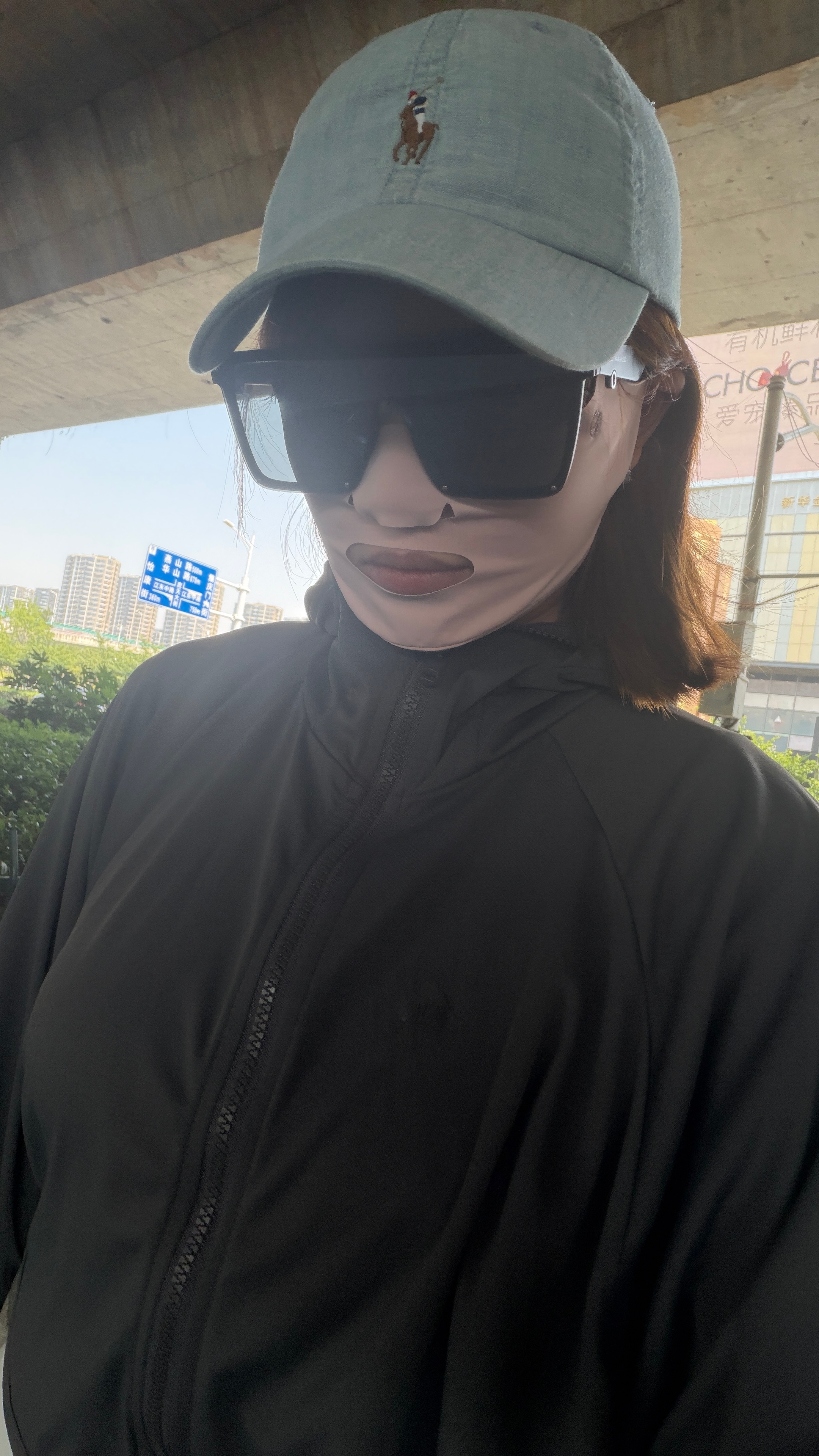 美国大太阳下运动也没事 回国晒了两天 又开始防晒了 我不理解我自己 南京·金鹰世