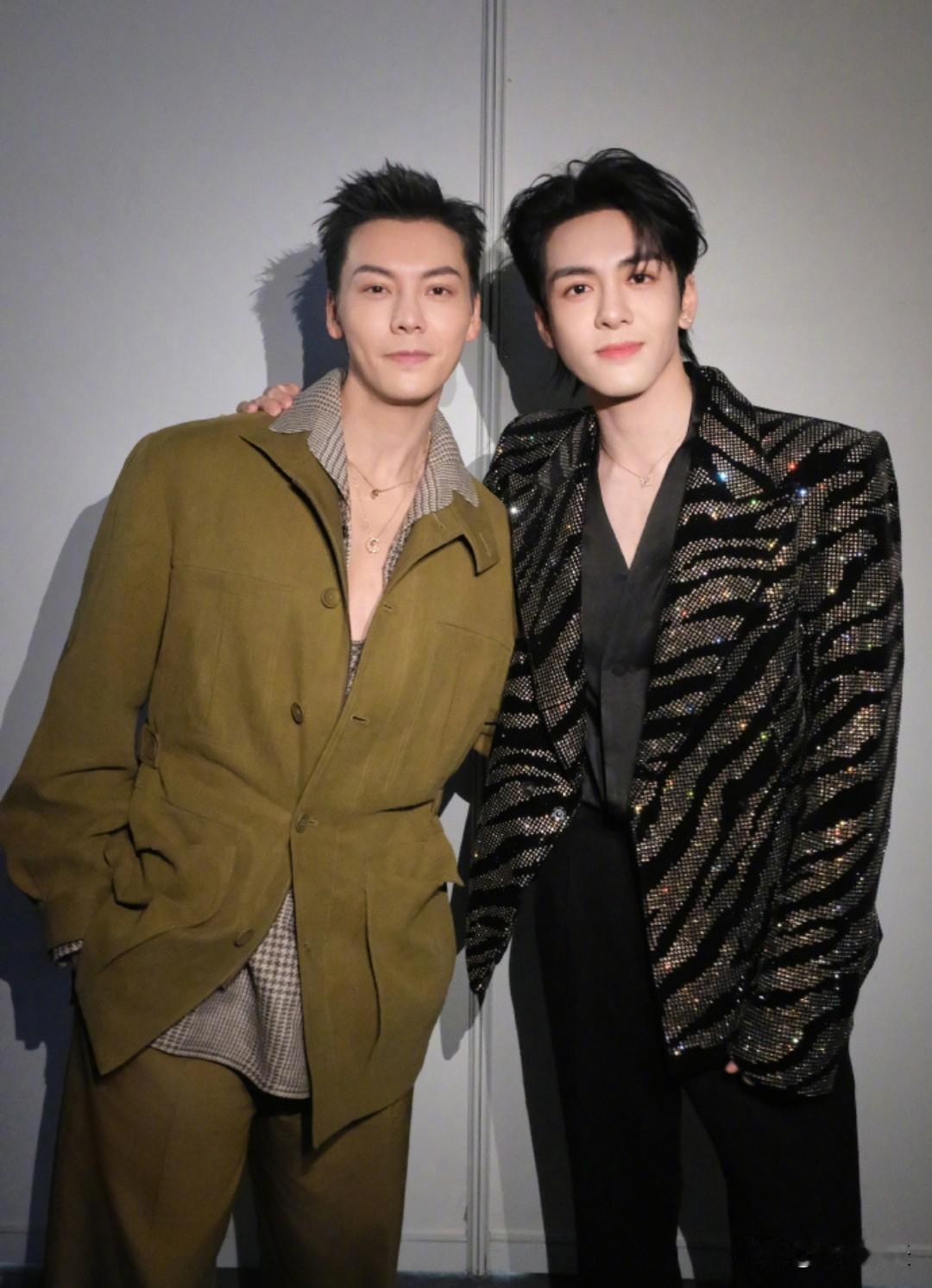 又到了最爱看的晒合照环节！陈伟霆和谢霆锋、吴京、王嘉尔合照，吴京像来加入这个大家