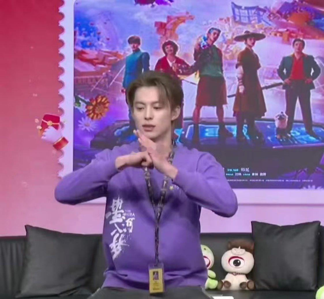 王鹤棣扫楼随地大小演 警报声成了他的表演开关，这段即兴发挥既符合电影设定又充满个