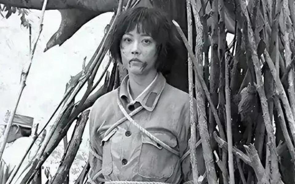 1950年，我军在甘肃逮捕一女匪首，竟是失散14年的红军排长，当战士们将她押进团