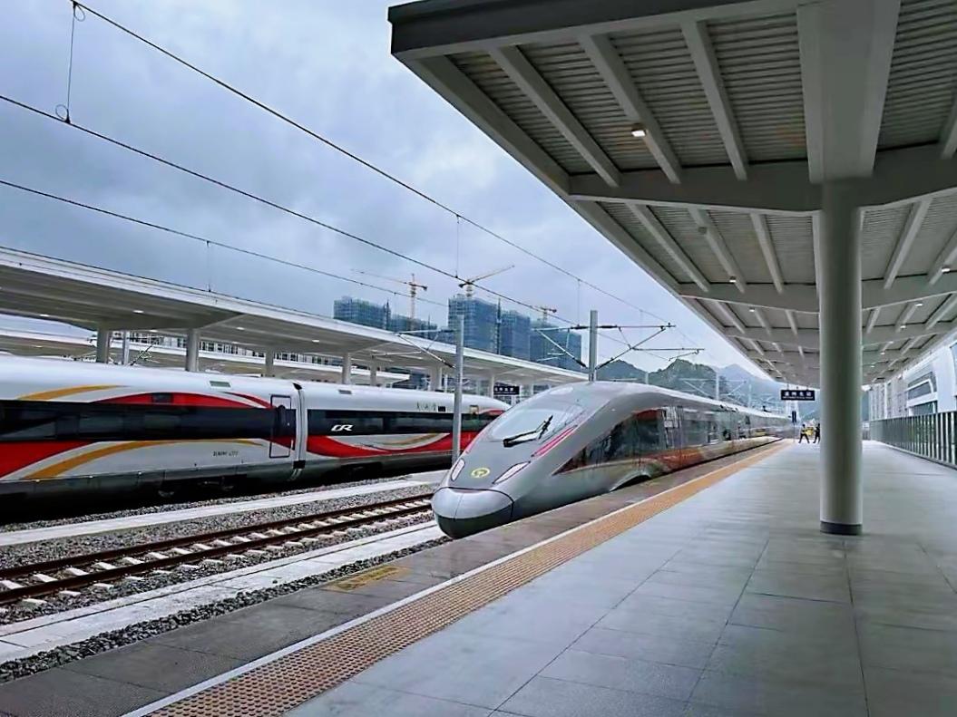 微文：中途下错车
昨夜做梦，梦里携妻带子外出旅游，在中途下了车。发觉下错站台时，