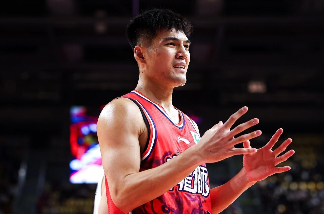 谁能看一下广州内线陈国豪的三分是怎么了？在今天广州73-117不敌北京的比赛中，