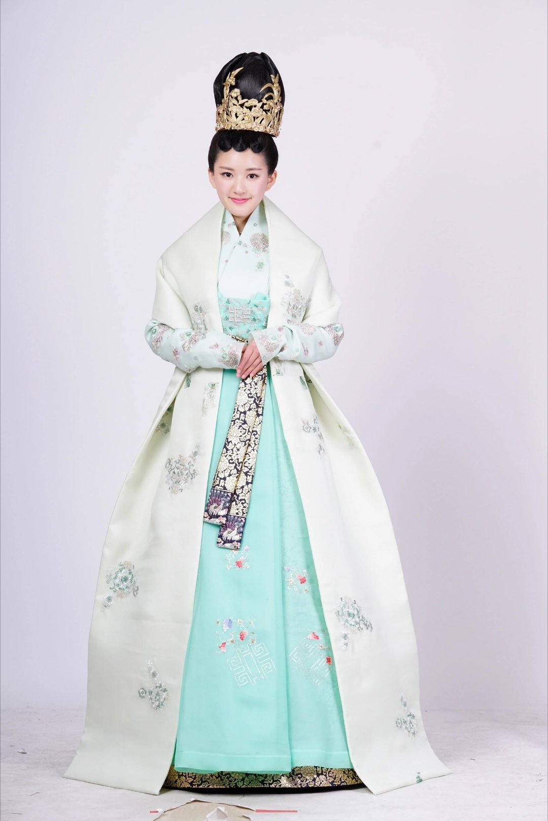 #赵露思# 起猛了，看见我们马雪云宝宝的定妆照了 ​​​