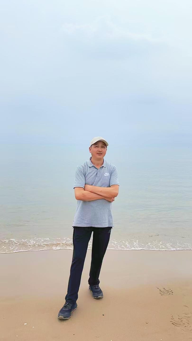 临江仙•赠青云

楚娴/赋
英姿飒爽气昂扬，眉目如画神采彰；
玉树临风翩若仙，风