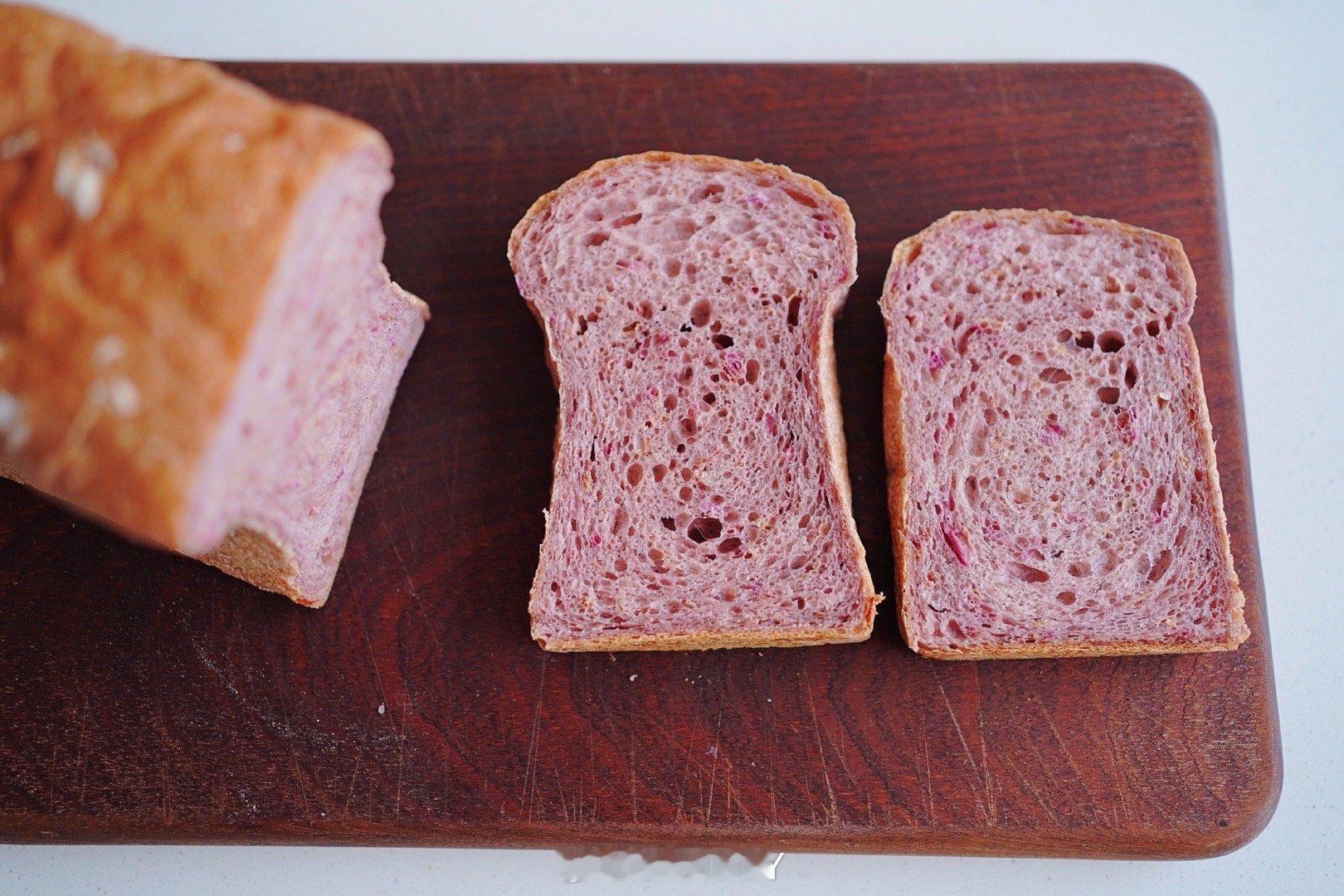 不仅要研发新品，还要不断地根据老品的品尝感受发现不足来进行调整改进，毕竟做面包的