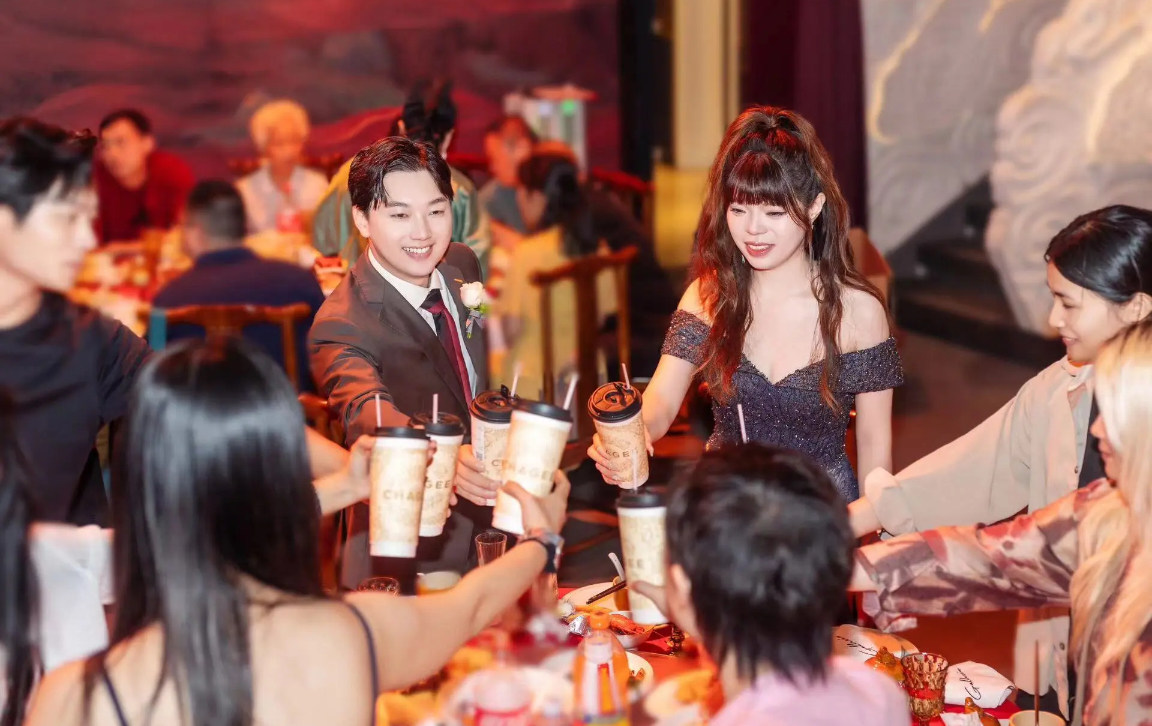 #年轻人整顿婚礼以茶代酒#这届年轻人在拒绝酒桌文化方面已经next level了