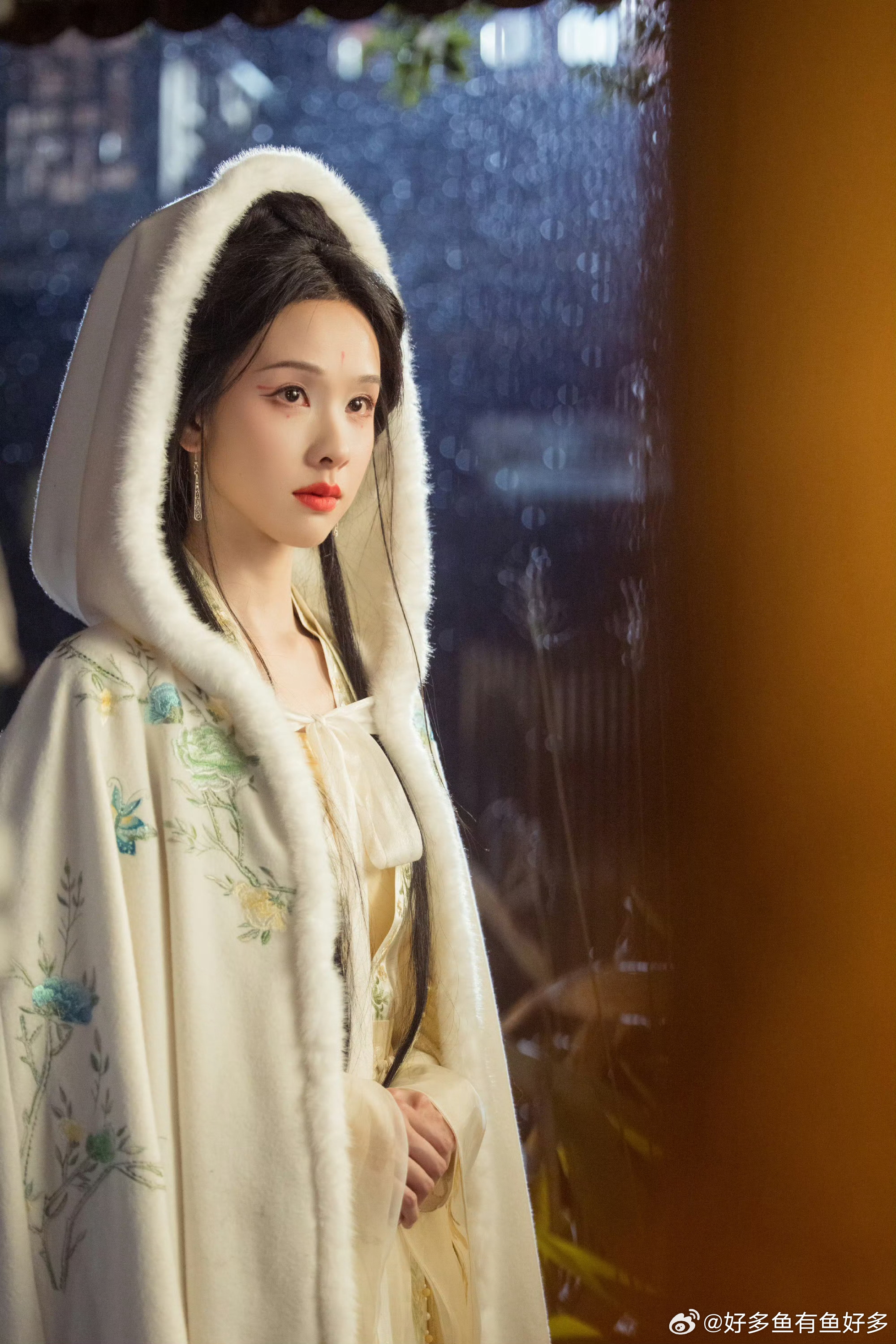 陈都灵演技有种迷人的危险感 陈都灵在《月鳞绮纪》把雾妄言演到骨子里，清冷又凛冽，