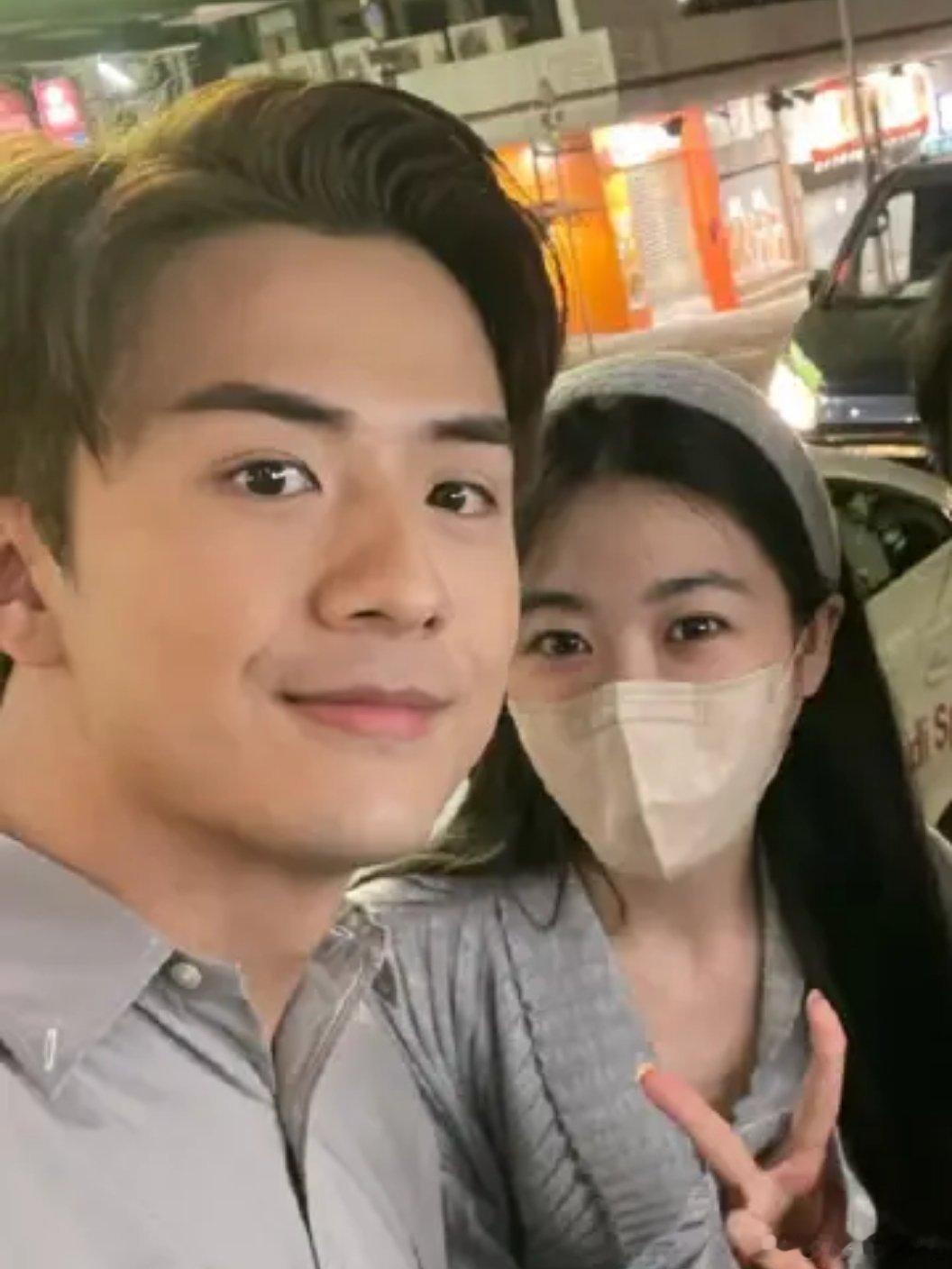 毓言cpHK被偶遇的幸福这两只手盘的密不透风毓言cp太甜了