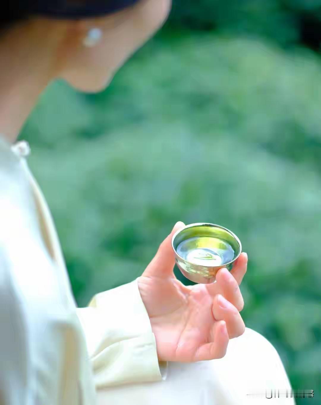 一杯茶里的乾坤：从苦涩到回甘，方知人生真味

诸位朋友，今儿咱们单说一桩发生在茶