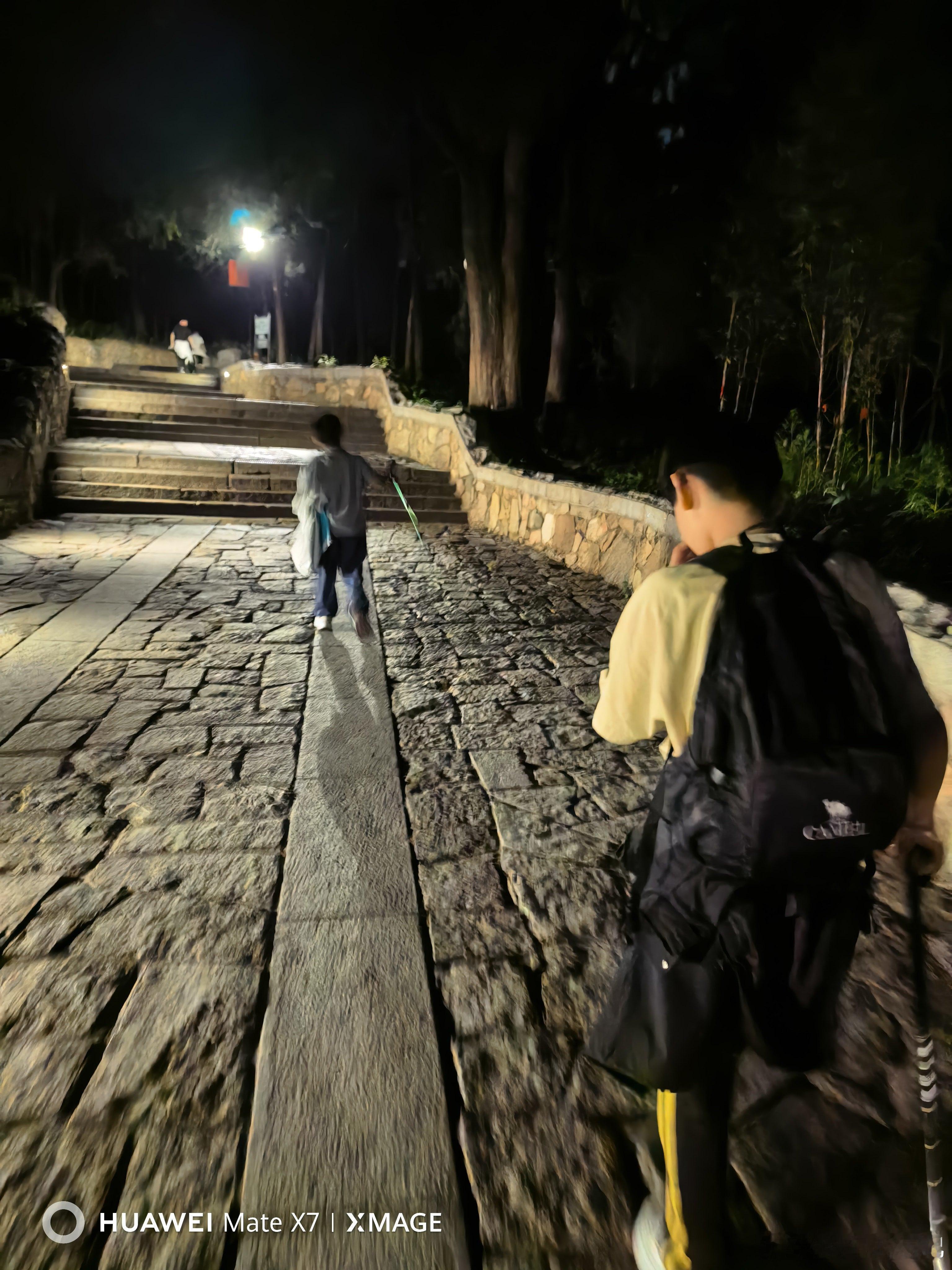 凌晨1点爬山正式开始。 泰安·泰山风景名胜区