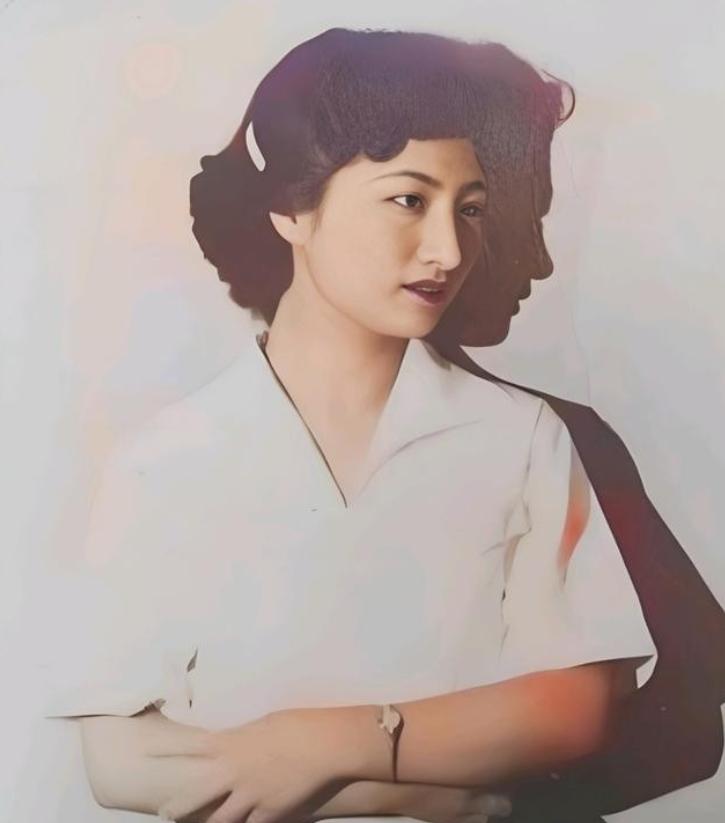 1949年，国民党美女特工张春莲，为了保命，隐姓埋名嫁给农民，30年生下8个孩子