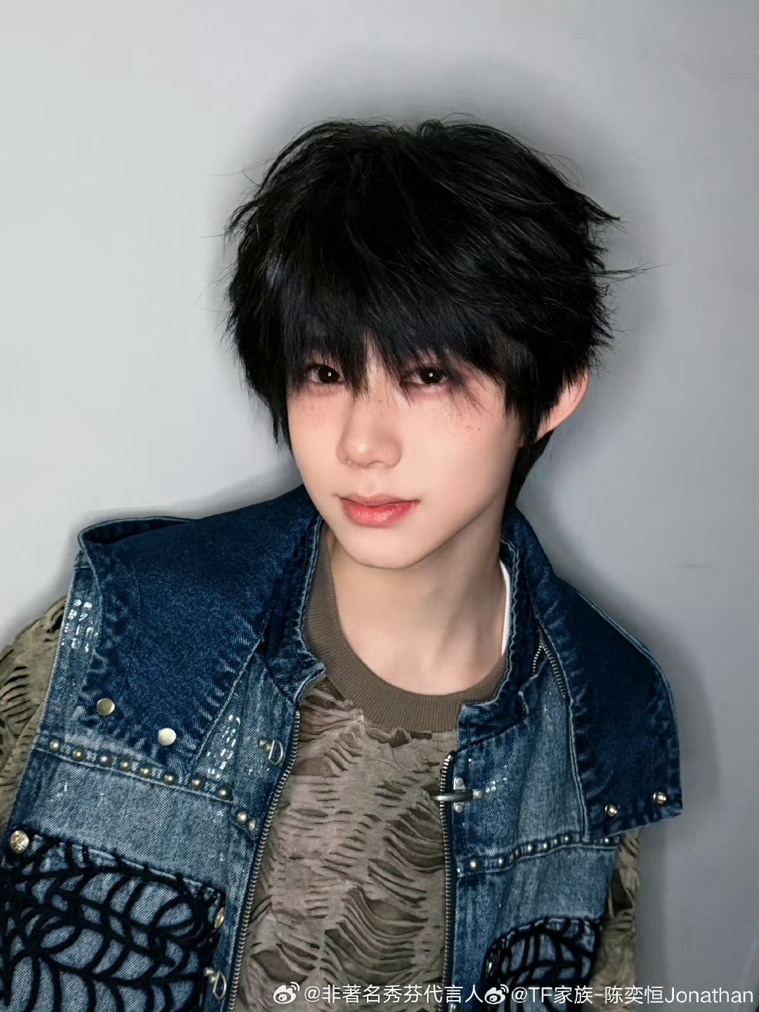 陈奕恒雀斑妆有一种小孩变成男的感觉。 