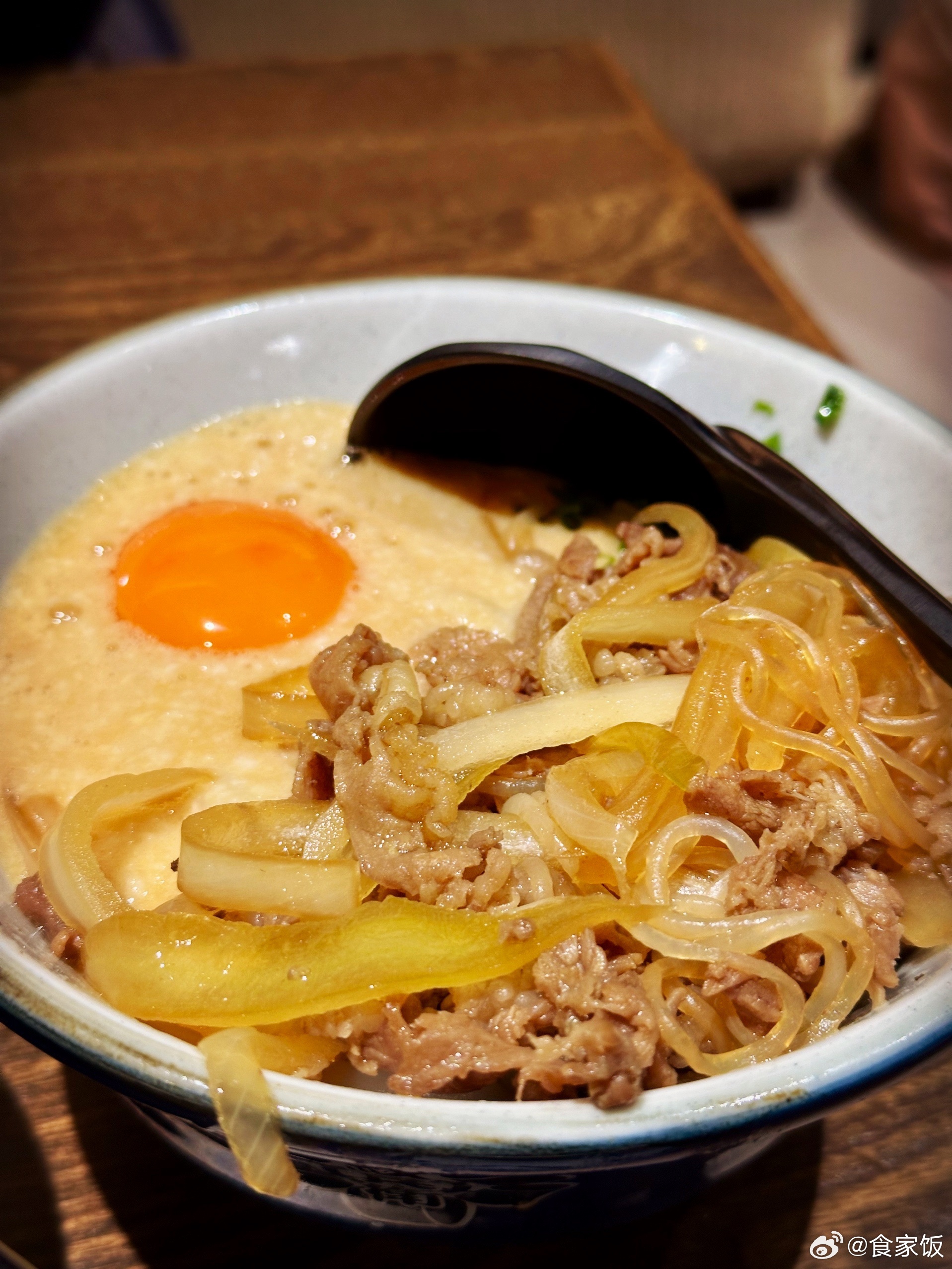 饭搭子，在各种人际关系里，大概是仅次于伴侣、家人、密友的重要关系。带着Prada