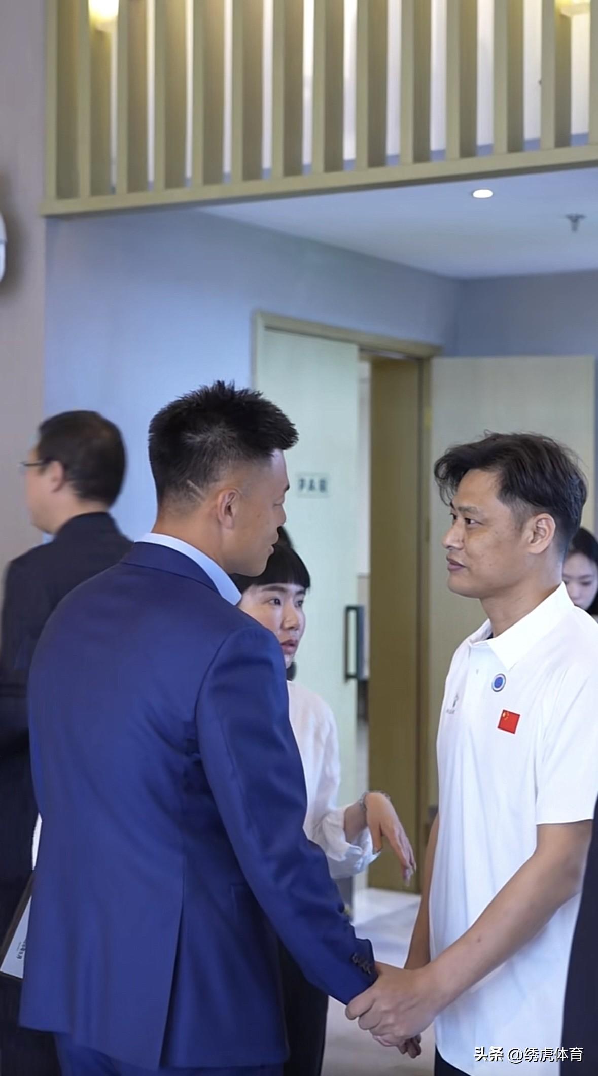 市足协会议，两任长春亚泰队魂聚首，杜震宇、谭龙惺惺相惜！
东北超长春🆚大连的票