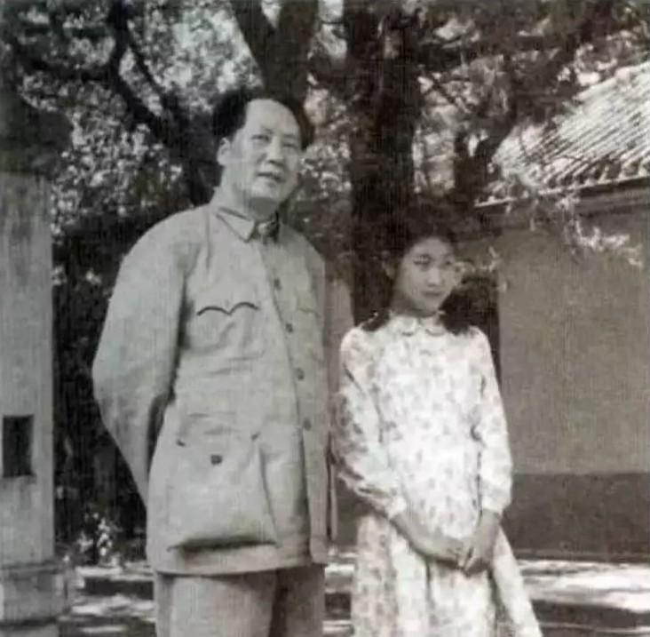 一天，毛岸青到苏联国际儿童院去看妹妹李敏。毛岸青指着屋里的毛泽东像，告诉妹妹，他