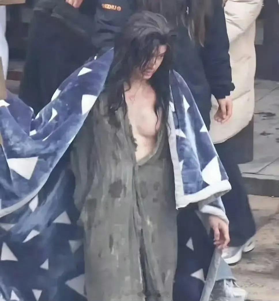 这不能称之为胸肌了吧…… 下垂了