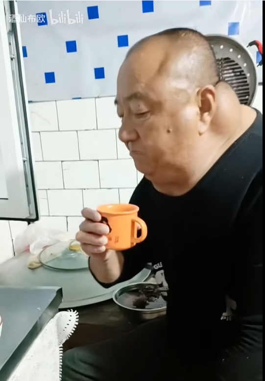 我觉得这个酒鬼可以COS双截龙格斗的阿波波用大招的时候 