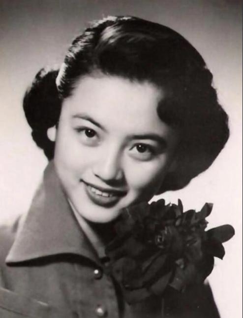 1967年，女人在医院孤独死去，遗体无人认领。就在护士一筹莫展时，女人的情敌突然