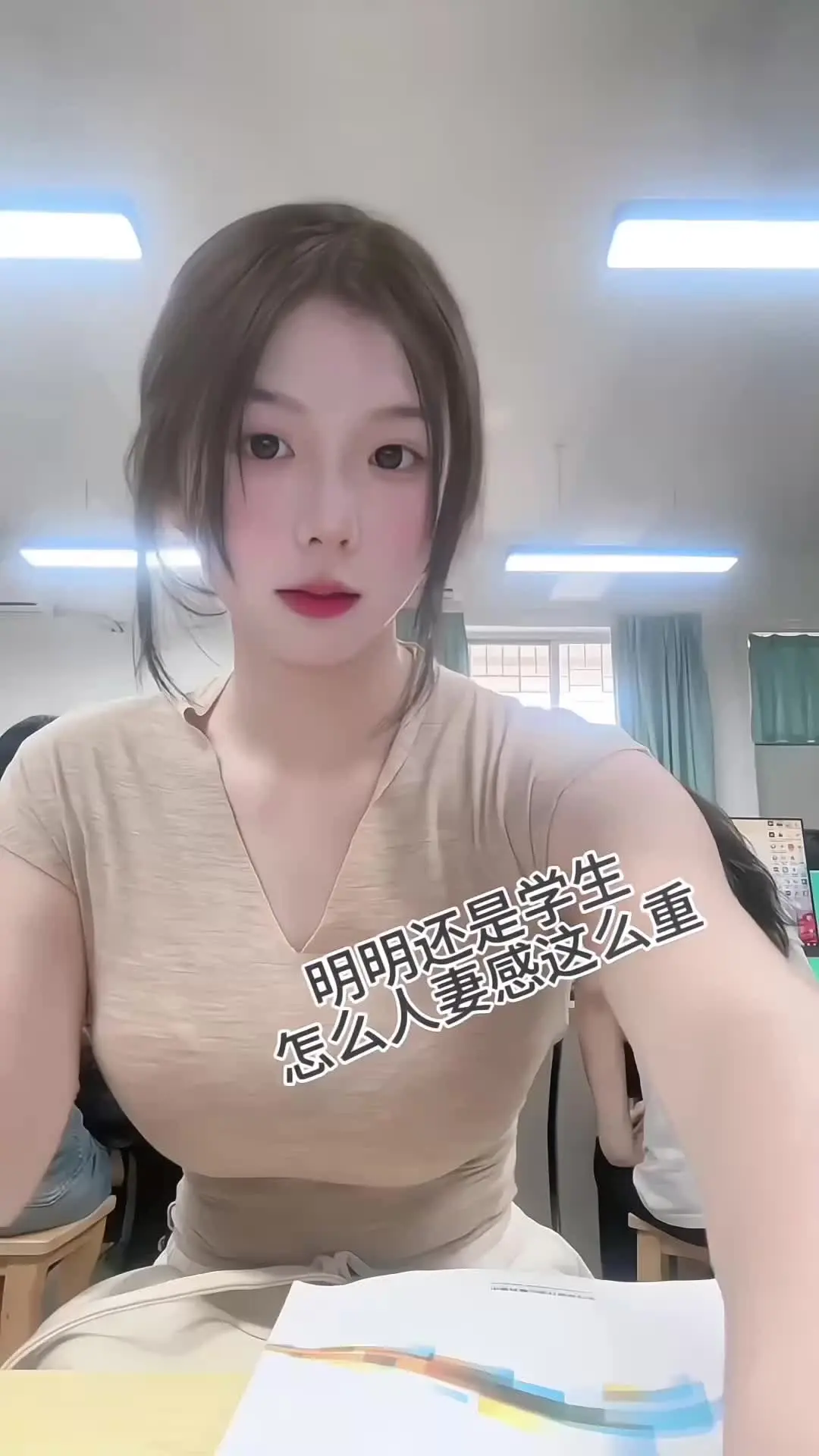 刘兰器嗖:小美.cc（👈好看的） 现在的大学生都好成熟啊ootd穿搭