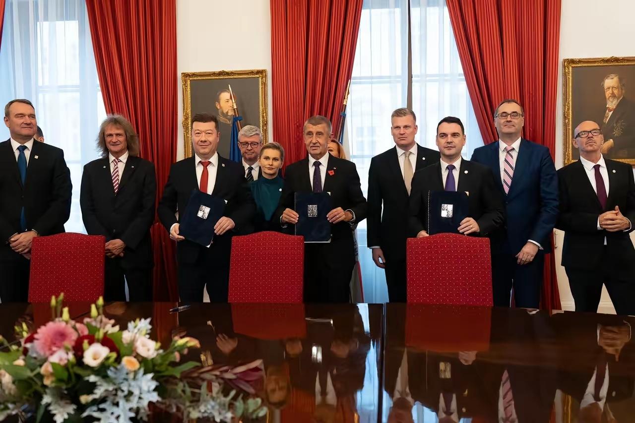 谁也没料到，乌克兰战败的隐忧竟先在捷克的选票箱里炸出了声响。反乌克兰的右翼政党不