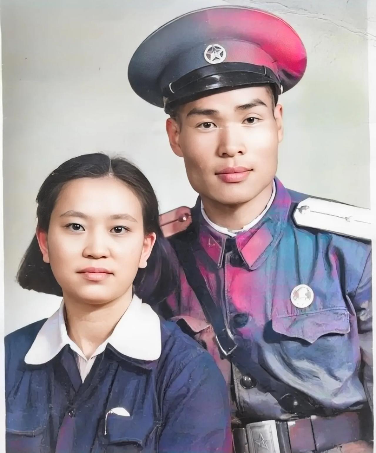 1955年，一名开国少尉和妻子的合影，照片中的军官看起来年龄不大，他的妻子五官端
