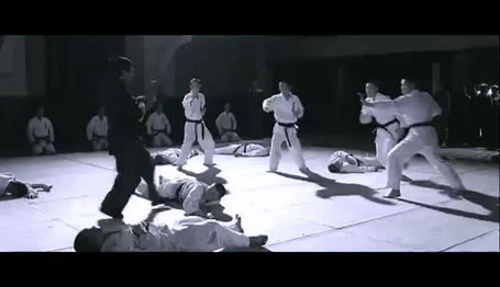 同样是它，甄子丹这次很低调。

之前，说到打它，甄子丹上来就是打十个。

这一次