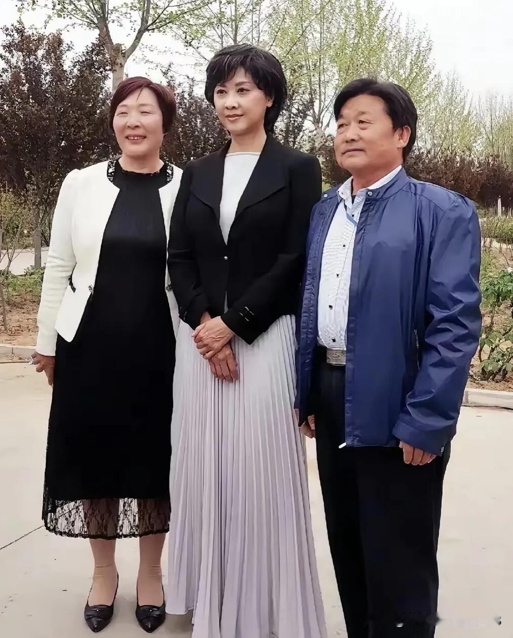 女神老了也是法拉利级别的，即使没有化妆，五官精致秀气很立体，又年轻又优雅，气度不