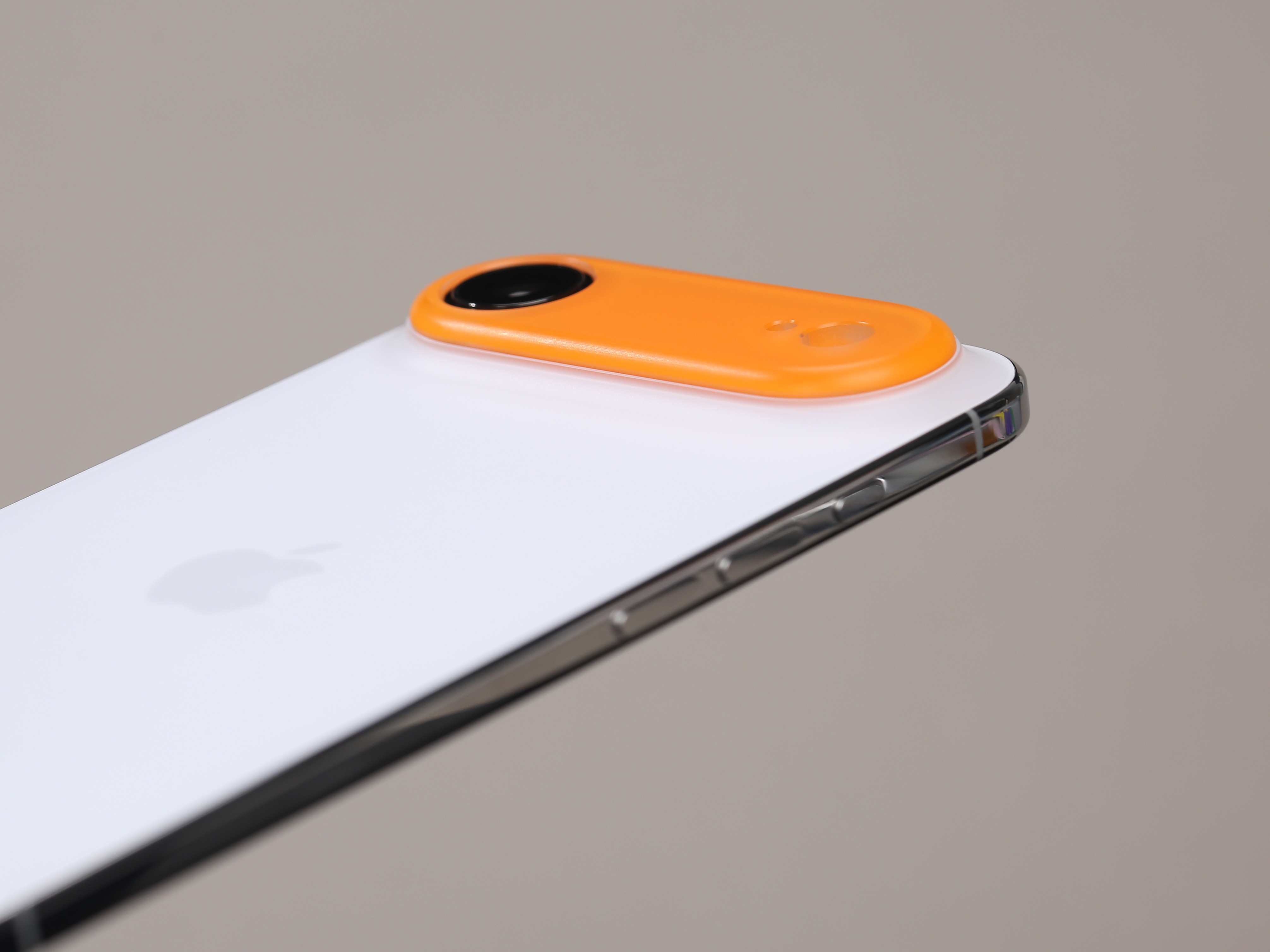 橙。我得做一个完美兼容我们平嵌镜盖的 iPhoneAir 超薄壳才行。我不想把它