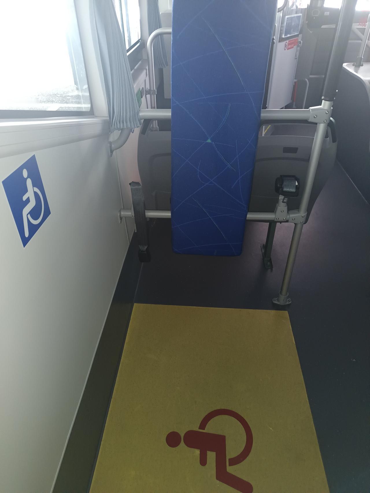 今天乘公交时，我见有乘客想翻下车厢内一块挡板当临时座椅用。但这块挡板是完全固定的