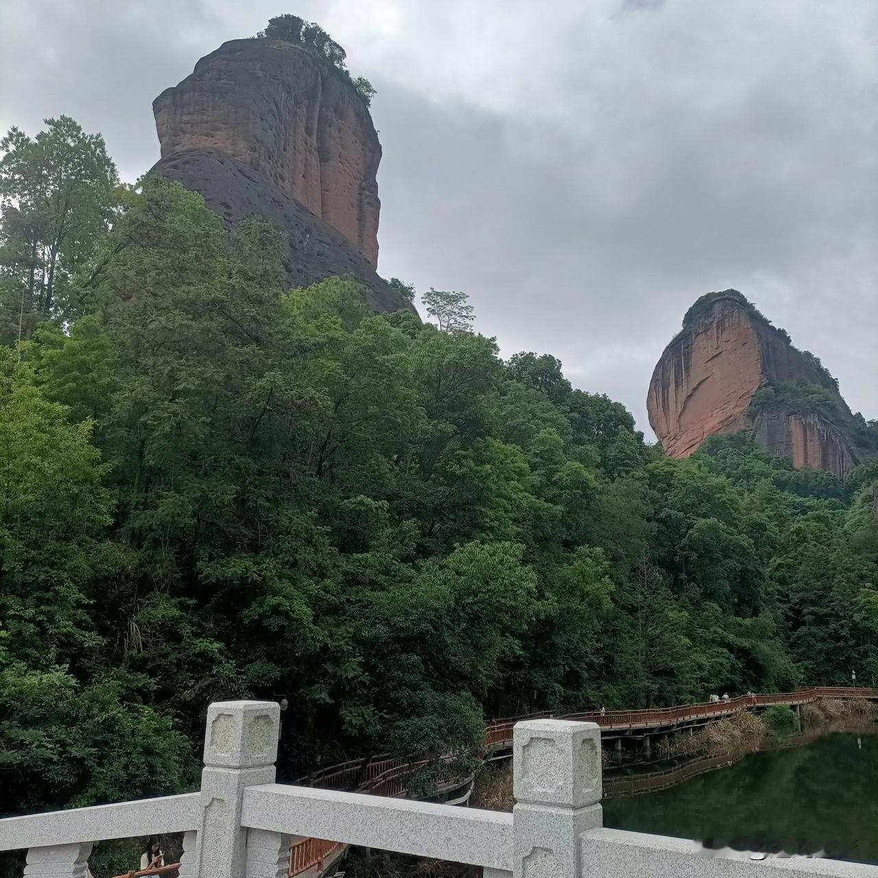 ✅核心要点
 
1. 底盘异响：下摆臂胶套老化、平衡杆球头松旷、减震器漏油，过减