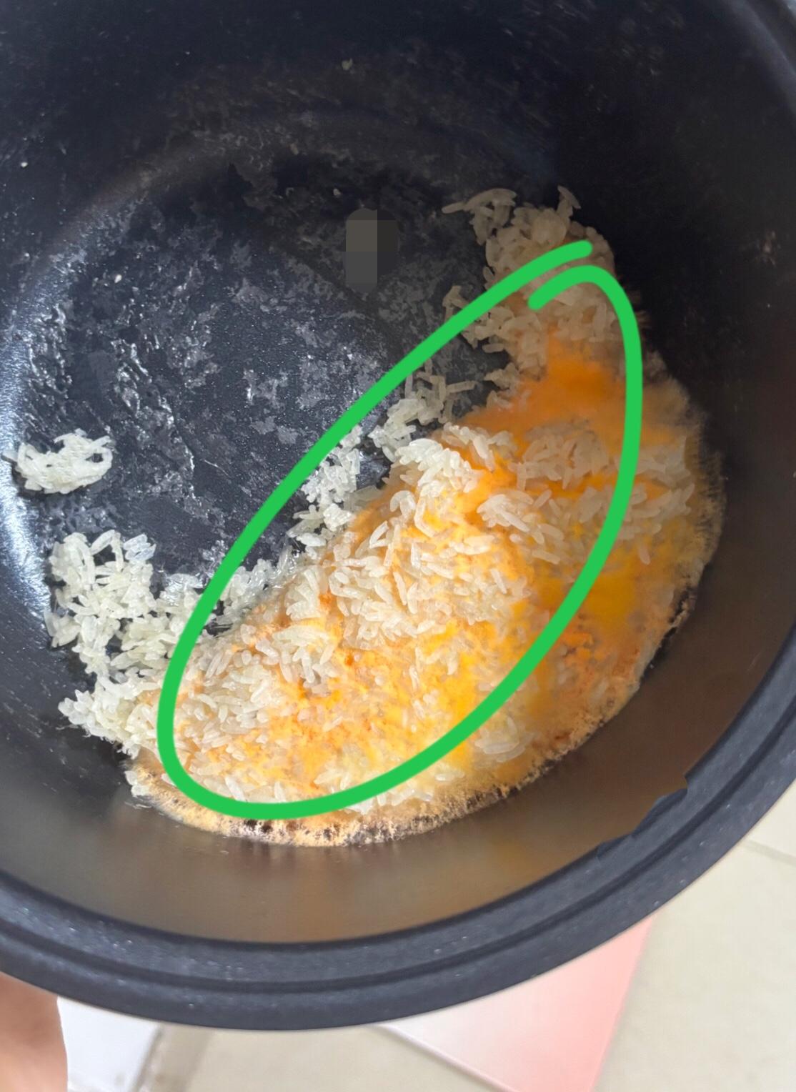 吃不完的米饭忘记收拾掉了，请问这是什么菌