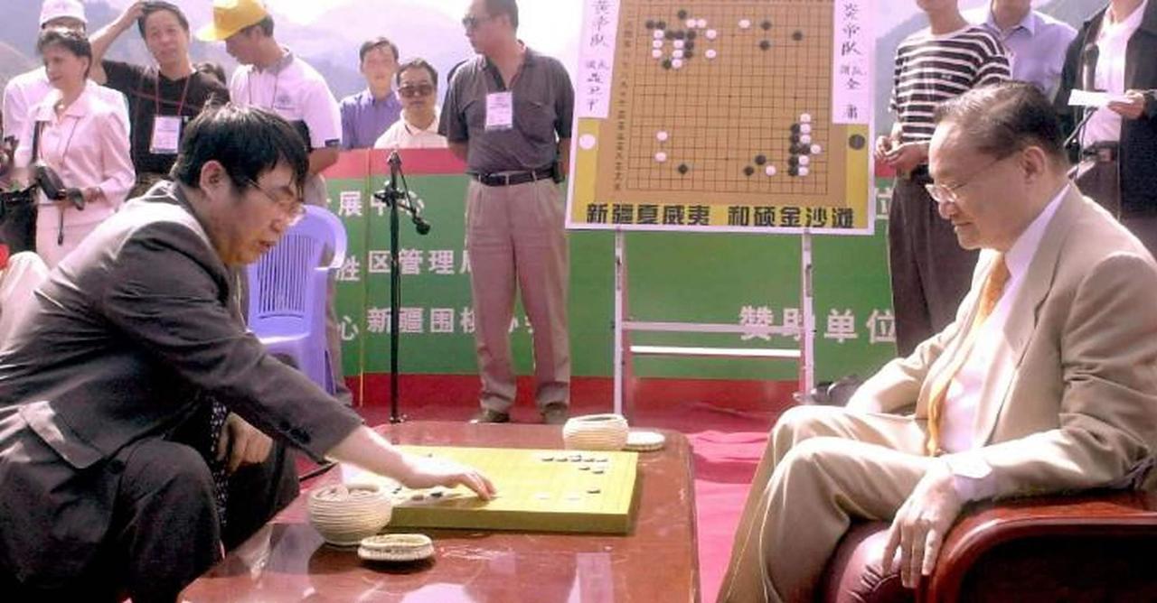 1983年秋，金庸在香港家中设宴款待聂卫平。知道这位棋圣爱吃大闸蟹，金庸特意嘱咐