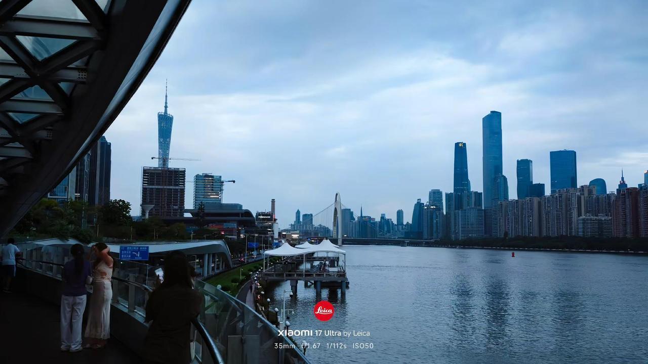 当你拿起小米17 Ultra徕卡版，打开徕卡一瞬。那种超级棒的影调，出片洒洒水的