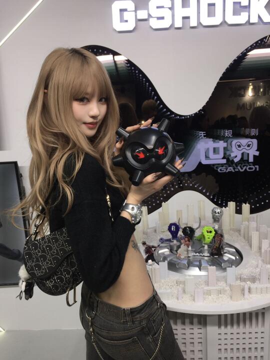 今天是酷姐风☆ ​​​🖤