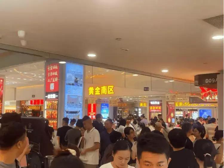 2026年开年，金价持续上扬，突破4500美元关口，黄金投资热度飙升。不过，多家