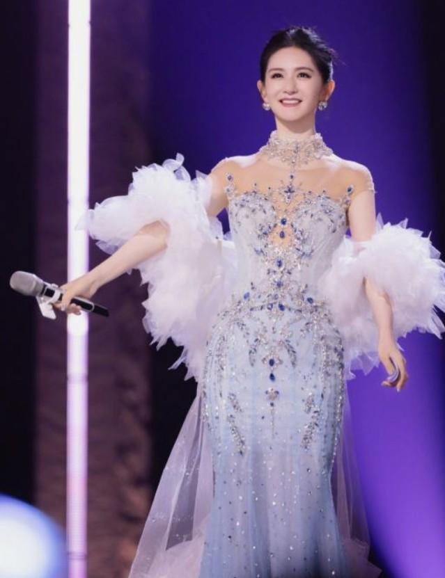 一直想问，去看谢娜演唱会的人都是什么样的人？
 
这个世界很奇怪，就算凤姐开演唱