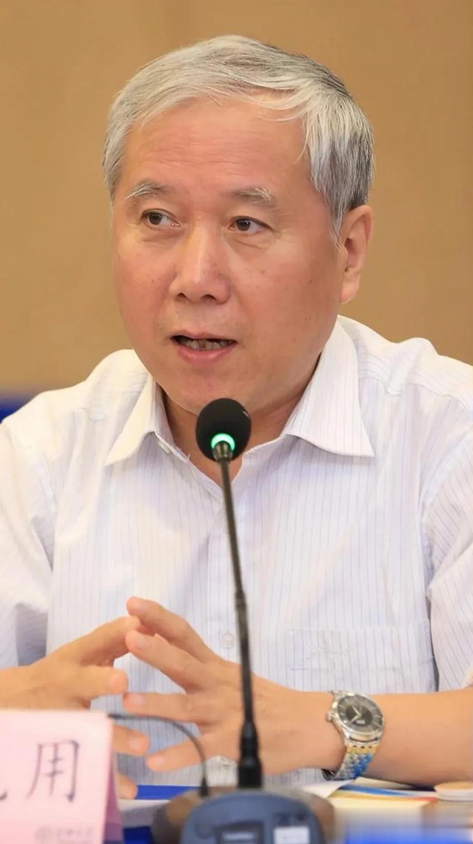 知名经济学博士董克用:我建议年轻人，你一天喝两杯咖啡完全没必要，少喝一杯，把省出