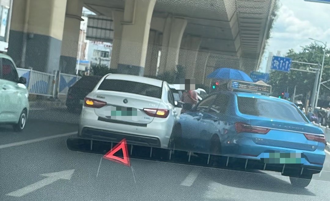 【南宁火车站门口两辆新能源小车发生刮碰】8月6日，网友爆料称：南宁火车站门口路段