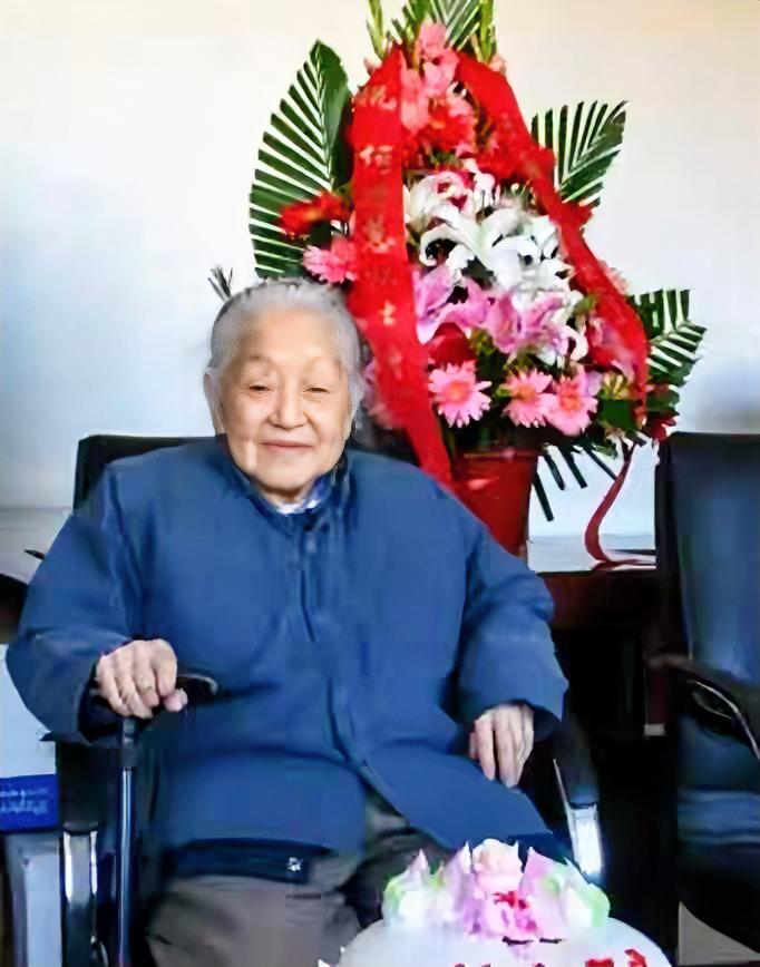 这是何泽慧院士90岁生日时，拍下的一张珍贵留影。她被誉为中国居里夫人，是我国核物