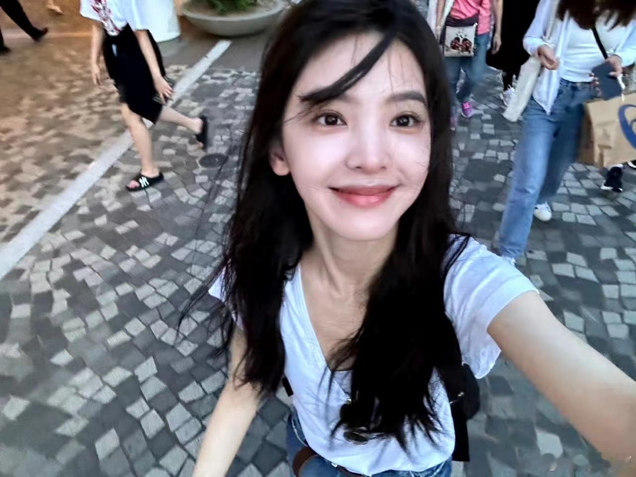 #章若楠深V白T恤#初恋女友感很强的章若楠姐姐更新美照啦，是每一张照片都可以拿来